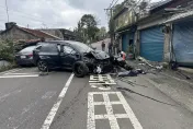 影/驚悚撞擊瞬間！新店男小客車自撞民宅　車體彈飛騰空墜地