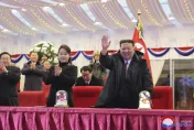 金正恩攜愛女迎新年！平壤辦大型歌舞演出　觀眾高喊「萬歲」