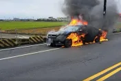 影/黑賓燒成黑炭！台南後壁驚見火燒車、駕駛急逃命