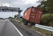 國3清水路段貨櫃車擦撞衝邊坡　駕駛顱內出血插管搶救中