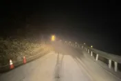 影/合歡山下雪啦！部分路面已積雪　限掛雪鍊通行