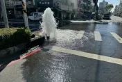 影/高雄小貨車迴轉撞斷消防栓　馬路上演「水舞秀」