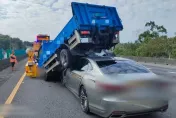 影/國1銅鑼3車追撞！銀車鏟進貨車底部　車頭削半