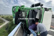 國道8號嚴重車禍！大車翻覆車頭插護欄險墜橋