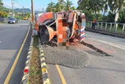 影/「爆漿」畫面曝！高雄水泥車疑煞車失靈180度翻覆了