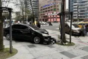 北市驚險車禍！轎車擦撞衝上市府站人行道　現場畫面曝