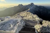 影/好美啊！玉山零下8.2度　皚皚白雪覆蓋山頭超夢幻