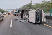 疑閃貓險奪命！小貨車國3田寮段猛撞轎車側翻　1人送醫