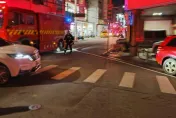 台中沙鹿深夜爆民宅火警！二樓濃煙持續竄出　消防全力搶救中