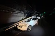 又是酒駕釀禍！苗栗男開車撞斷電桿　路燈插入騎樓全毀