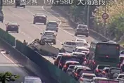 年假首日翻車出事！　國2車禍「四輪朝天」駕駛等救援