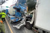 影/驚悚瞬間！新北超商物流車追撞水泥車　車頭全毀駕駛受困