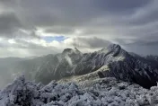 寒流加持積雪未融化！　玉山主峰變「白雪世界」