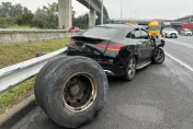 影/2巨輪橫掃國1波及3車！賓士車遭砸毀　駕駛急送醫