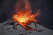 義大利火山噴發大批遊客朝聖　阻擋道路通行救援人員頭痛