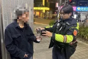 影/新北男如凍結呆站路邊6hrs　暖警揹他上樓回家