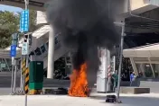 影/高雄火燒車！捷運站外機車變火球　濃煙竄天燒到剩骨架