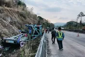 煞車失靈！泰旅遊巴士失控翻車墜溝　慘釀18死23傷