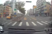 高雄最美風景！身障男坐臥過馬路卡關　暖駕駛幫擋車被讚爆