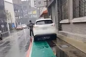影/違停人行道被拍！駕駛不滿狂按喇叭　擦撞嬰兒車逃逸