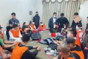 影/職業賭場隱身高雄民宅！警逮27人　賭客躲3樓桌下還是GG