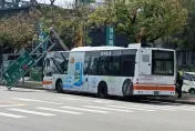 台中公車又出事！整根「太平」路標被撞斷、驚悚現場直擊