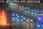 影/國1高架20K堤頂段火燒車　轎車路肩陷火海燒到剩骨架