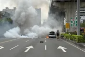 影/新莊驚悚火燒車「整條路快看不到」！搶救畫面直擊