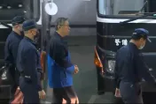 影/柯文哲庭訊深夜11點結束上囚車離開　陳佩琪扶柯媽走出法院