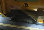 新竹驚傳柏油路塌陷！垃圾車輪胎遭吞噬