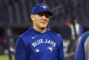 MLB/年度十大好球！藍鳥外野手400呎牆邊「超扯背後接殺」