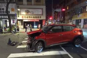 板橋深夜兩車相撞！轎車失控衝向補習班　撞爛騎樓樑柱