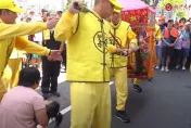 粉紅超跑停轎賜福病童　母親叩謝：1歲多就受媽祖庇佑