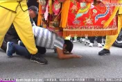 影/白沙屯媽祖急煞！為跪地信徒「揉背賜福」慈悲畫面曝