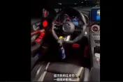 影/賓士駕駛座「空無一人」！　車主竟坐後座「用生命拍限動」