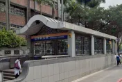 北捷板南線車廂爆衝突　男子推擠遭壓制怒咬人