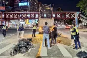 影/淡水砂石車急煞泥沙外洩　下班車流塞爆警急疏導