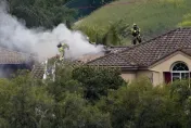 美加州小飛機墜毁撞民宅　飛行員喪生