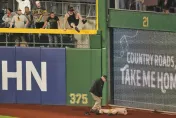 MLB/奇蹟！三層樓高看台墜落頭部著地　21歲球迷清醒了可說話