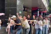 影/罷團毆打老人！納粹化暴力新店上演　網：台灣變流氓國家