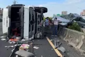 影/國1楠梓段重大車禍！　3大小車相撞「翻覆、甩分隔島上」