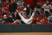 MLB/接飛球一屁股坐在小女孩臉上　「納豆」送球說歹勢