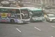 影/罕見畫面！北車前公車客運「3輛親在一起」