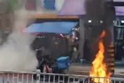 影/男重慶街頭「縱火燒車」捅人還割頸自傷　致2傷被警制伏