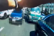 影/無視警鳴槍！台南詐團車手撞飛女騎士、員警　第一視角曝