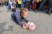 影/孝女「頭破血流」哭跪白沙屯媽祖救父　信徒感動落淚