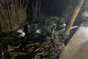 高雄美濃茶頂山車輛翻覆！駕駛擦傷送醫