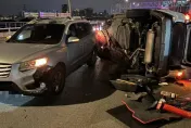 北市華江橋小客車側翻橫躺！駕駛急脫困送醫