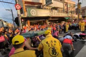 電動車嬤想鑽白沙屯媽轎底　眾人超勇「抬車完成心願」