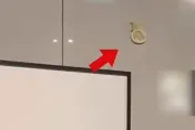 噁！住飯店驚見牆黏「用過保險套」　陸女嚇：換房後枕下有鼻屎